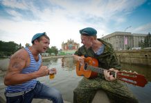 Где скачать и послушать армейские песни под гитару