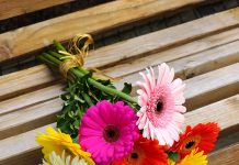 Цветы на выпускной: доставка самых свежих букетов в Киеве