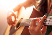 Как научится красиво петь под гитару?