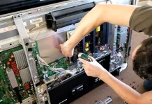 Почему не включается телевизор: поиск причины и устранение проблемы